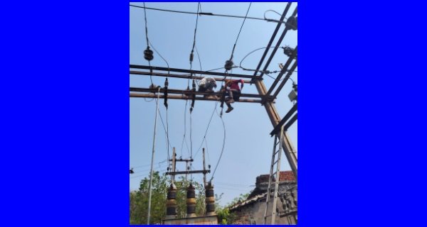 शहर और कस्बों में घंटों बिजली हो रही गुल