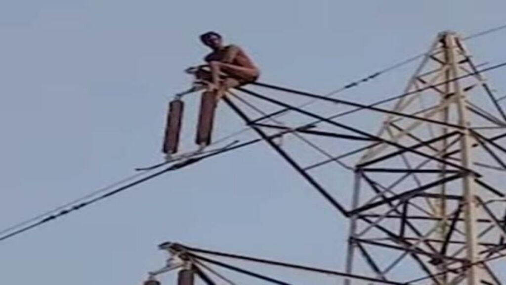 चार घंटे चले रेस्क्यू के बाद उतारा गया हाईवोल्टेज लाइन में चढ़ा युवक