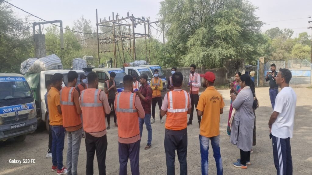 नपा दमोह के कर्मचारी हड़ताल पर, साफ सफाई व्यवस्था ठप्प