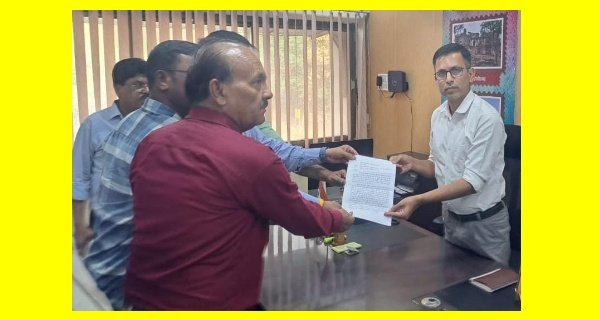 सीएमओ के समर्थन में आये अधिकारी कलेक्टर को दिया ज्ञापन