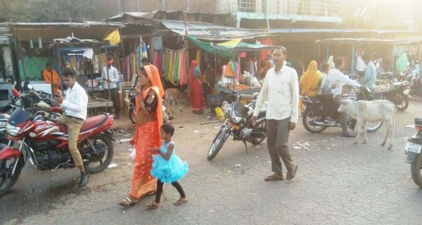 देवसर बाजार की सड़क का नहीं हट रहा अतिक्रमण