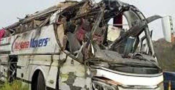 पाकिस्तान में सड़क दुर्घटना में 11 लोगों की मौत, आठ घायल