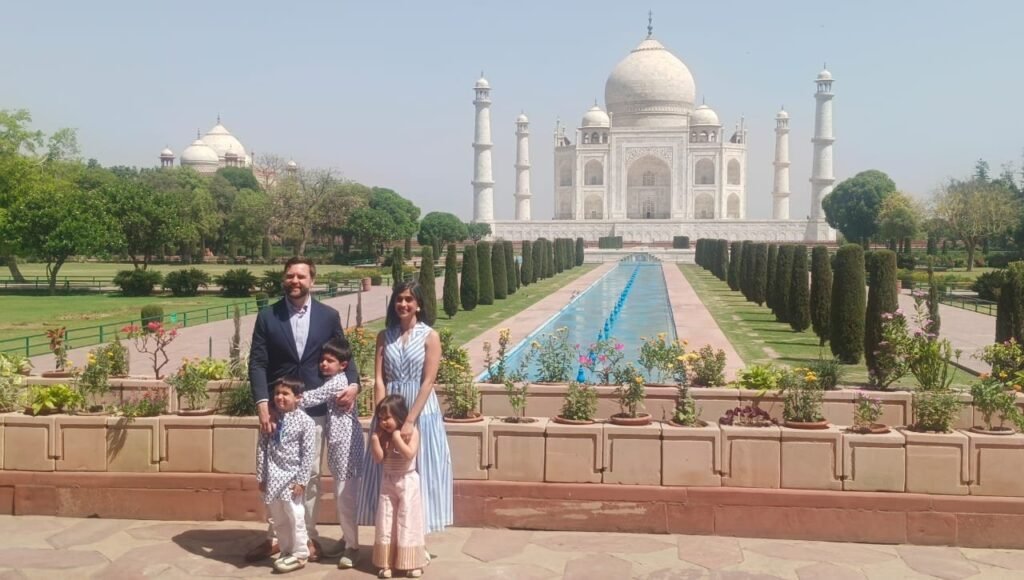 अमेरिकी उप राष्ट्रपति ने परिवार के साथ किया ताजमहल का दीदार