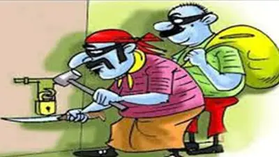 सूने घर से चोरों ने सोना- चांदी और जेवरात उड़ाए