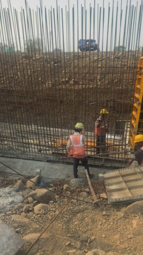 कामथ में ब्रिज निर्माण से बंद हो रहा ग्रामीणों का घर जाने का मार्ग,मांगा रास्ता