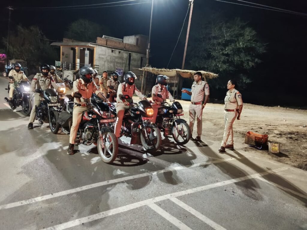 पुलिस ने बाइक से की पेट्रोलिंग