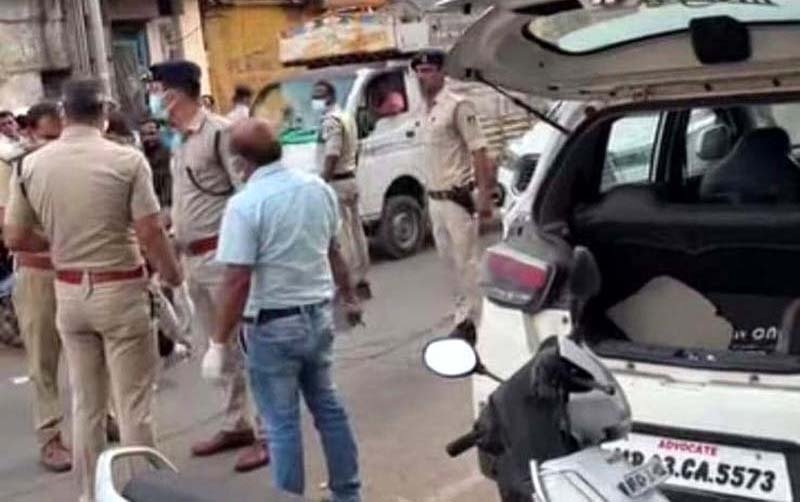 कार से आ रही थी बदबू पुलिस ने दरवाजा खोला तो निकली लाश  
