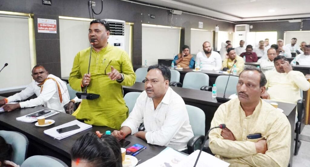 जर्जर व्यावसायिक प्लाजा पर पार्षदों ने मेयर को घेरा, सोमवार को फिर बैठक 