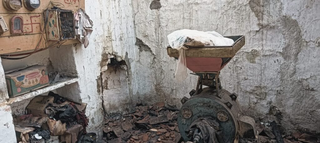 बघवार बहेरा में आग लगने से चक्की दुकान एवं लाखों की सामग्री खाक 
