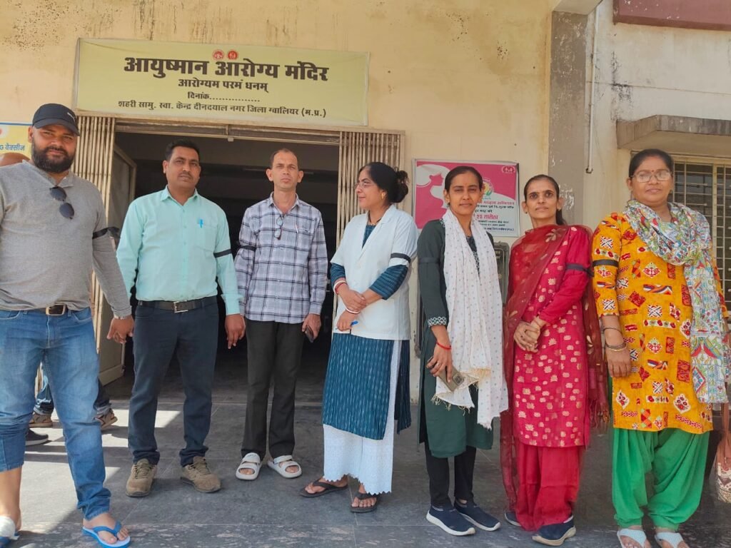 संविदा स्वास्थ्य कर्मियों ने काली पट्टी बांधकर किया काम