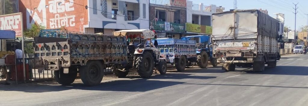 हाईवे पर खड़े हो रहे वाहन, भारी पड़ सकती है लापरवाही