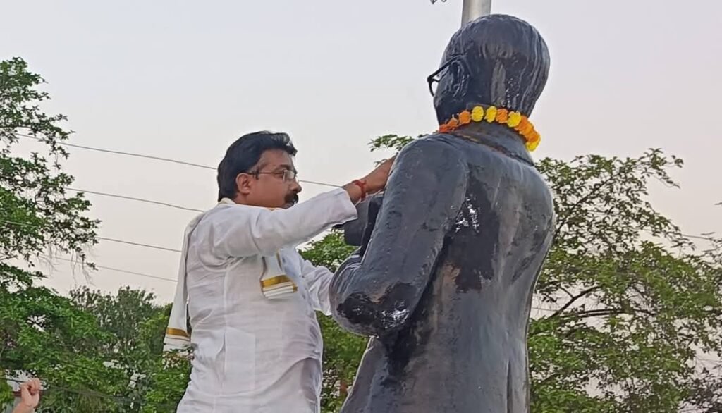 कांग्रेसियों ने आंबेडकर प्रतिमा का गंगाजल से अभिषेक कर किया माल्यार्पण 