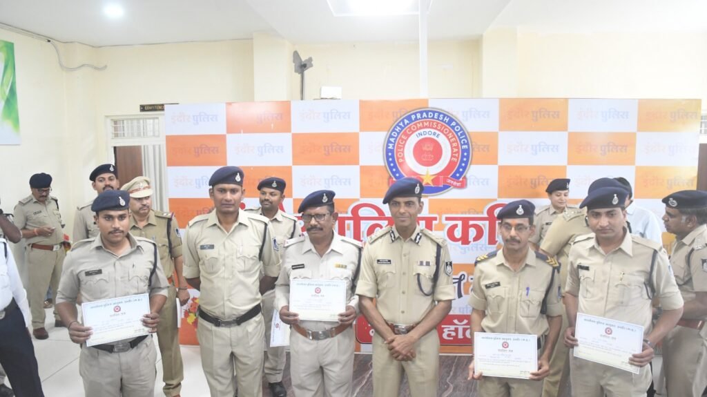 तिलक नगर आगजनी में सराहनीय कार्य करने वाले 24 पुलिसकर्मी सम्मानित