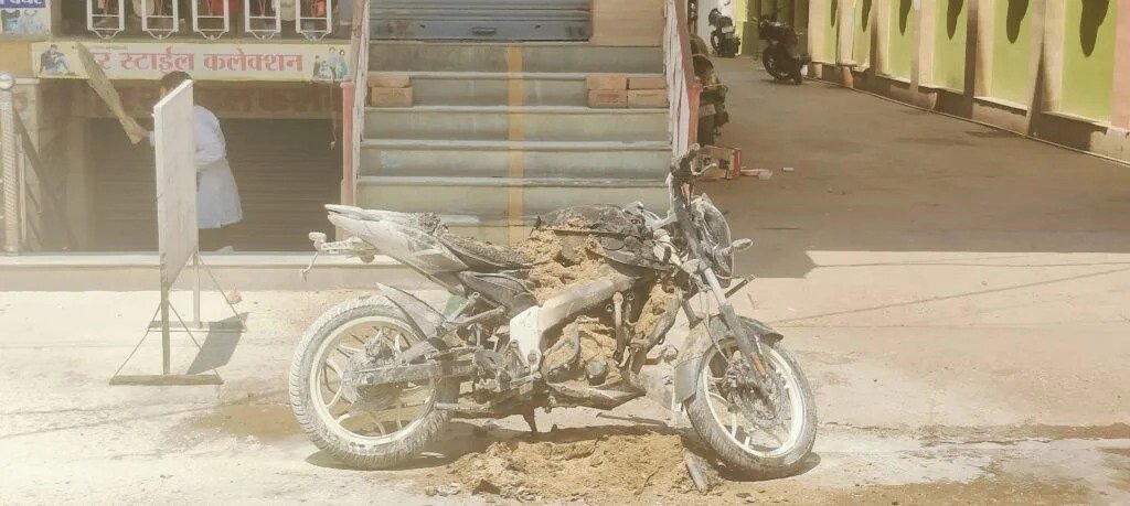 खड़ी बाईक में अचानक लगी आग