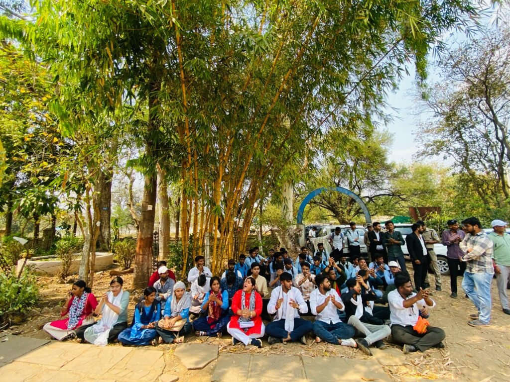 63 साल का शिक्षक 20 साल की छात्रा को भेजता था अश्लील मैसेज-वीडियो