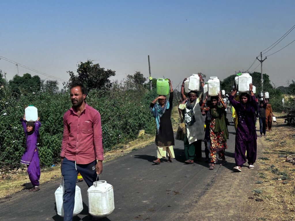 बनखेड़ी गांव में ग्रामीण 2 किमी दूर से पानी लाने को मजबूर