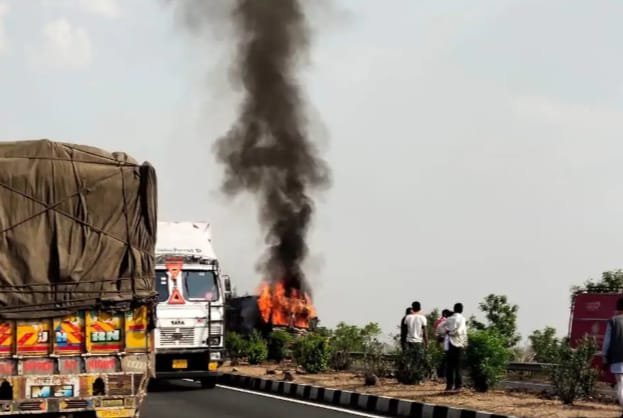 एनएच पर चलते ट्रक में लगी आग