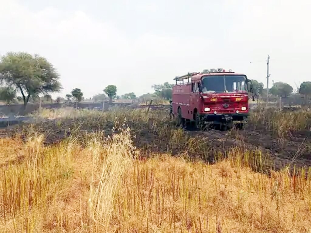 40 बीघा खेत में लगी आग, दो घंटे की मशक्कत से पाया काबू