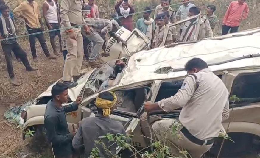 रेलिंग तोड़ नीचे गिरी कार, चार की मौत, दो घायल