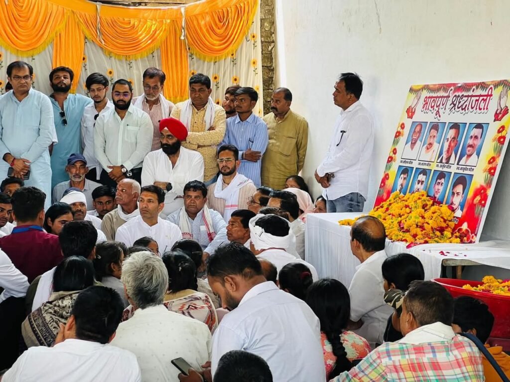 पटवारी ने कोंडावत गांव के कुएं में गिरने से मृत आठ लोगों के परिजनों को ढाढस बंधाया, कहा 50 लाख मुआवजा दे सरकार