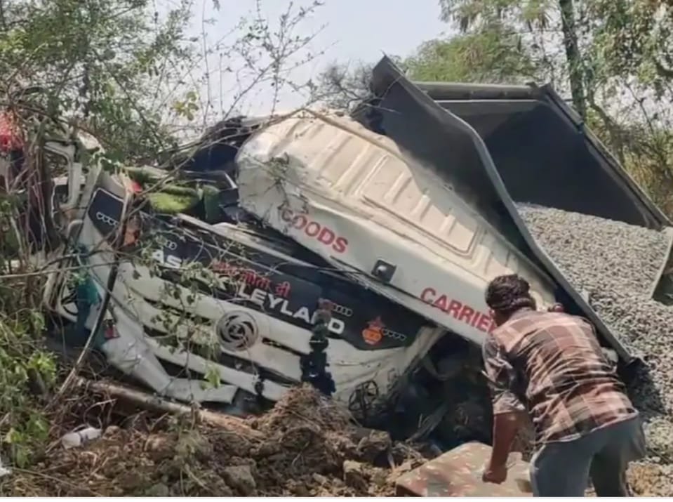 डंपर और क्रेन में टक्कर, डंपर चालक घायल