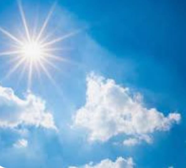 शाम को मंडराए बादल, चली हवाएं, बूंदाबांदी