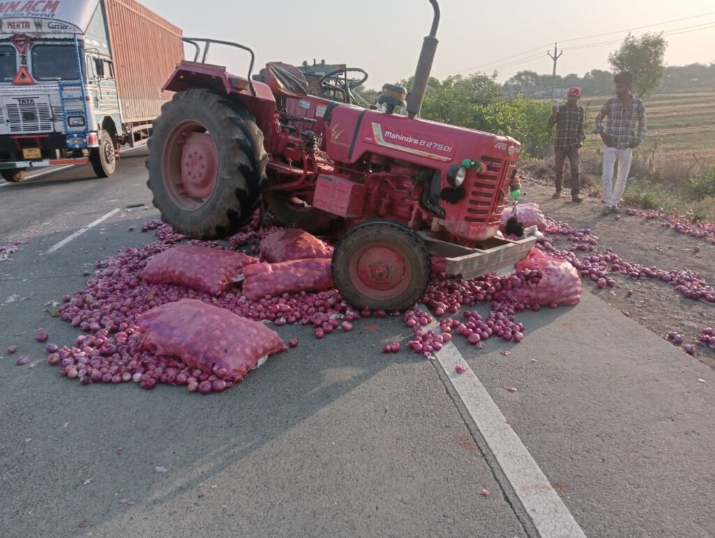 बस से भिड़ंत में ट्रैक्टर चालक की मौत, मुर्गियों से भरा वाहन कार पर पलटा