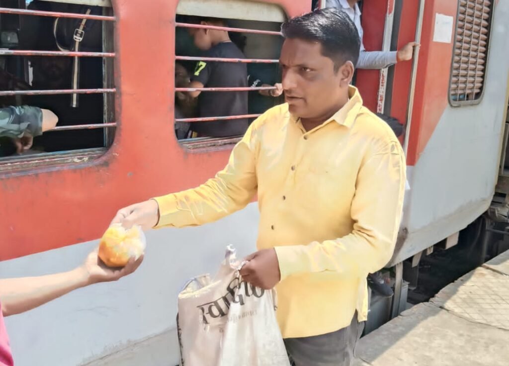 कामयानी एक्सप्रेस में भूखे मजदूरों को कराया भोजन