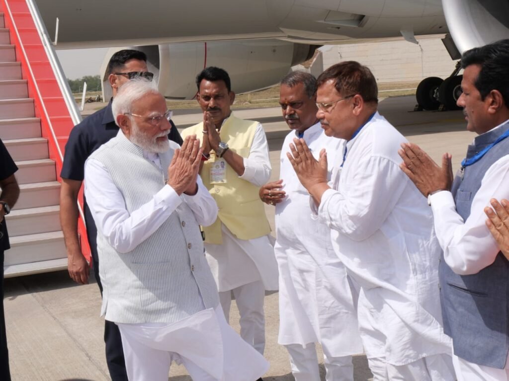 एयरफोर्स स्टेशन पर मंत्रियों एवं वरिष्ठ नेताओं से मिले प्रधानमंत्री