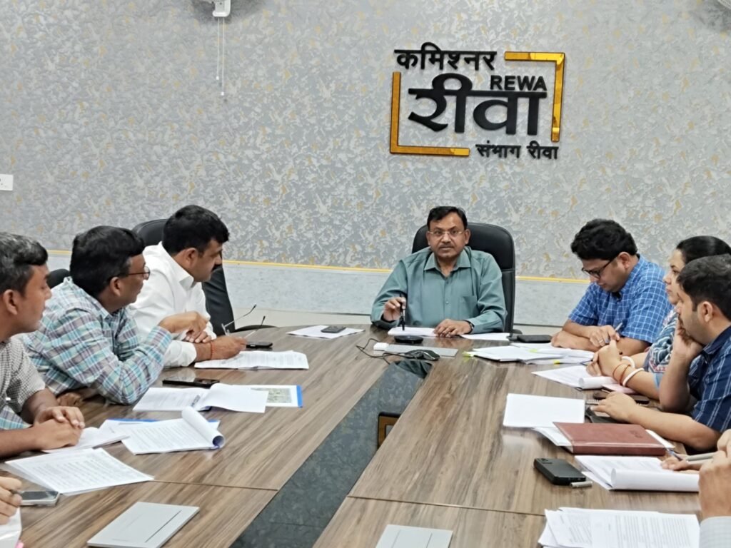 रेलवे परियोजना के निर्माण कार्यों में तेजी लाएं