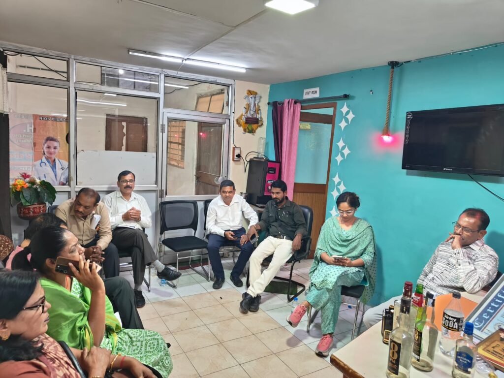 यह कैसा कौशल विकास, केंद्र पर मिली शराब और बियर की बोतलों सहित नोट गिनने की मशीन 