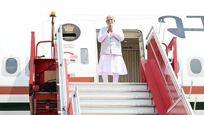 मौसम बिगड़ा, प्रधानमंत्री को डेढ़ घंटे विमान में ही बैठना पड़ा