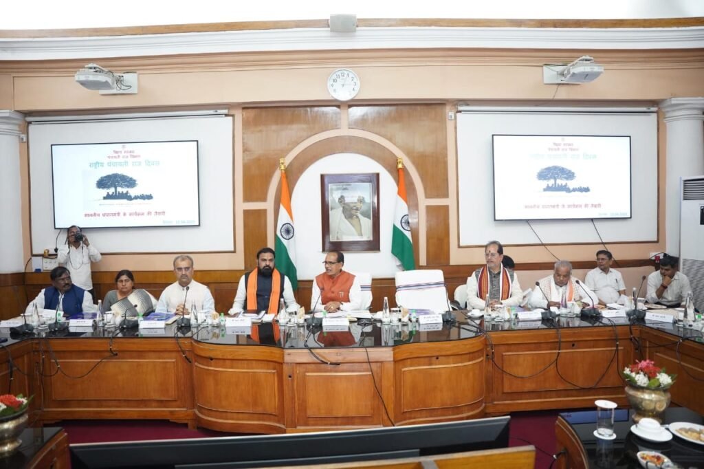 केंद्रीय मंत्री शिवराज सिंह चौहान ने पटना में वरिष्ठ नेताओं और अधिकारियों के साथ की बैठक