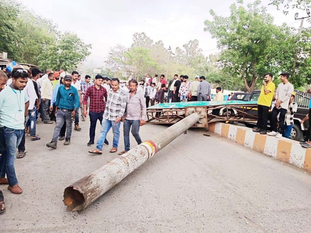 चक्रवाती तूफान का कहर, बाईक के ऊपर ननि का सूचना बोर्ड गिरने से शिक्षक की मौत  