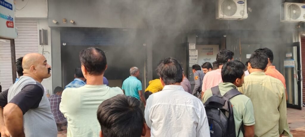 बैंक में आग पर कैश को नुकसान नहीं, 5 दमकलों ने पाया काबू 