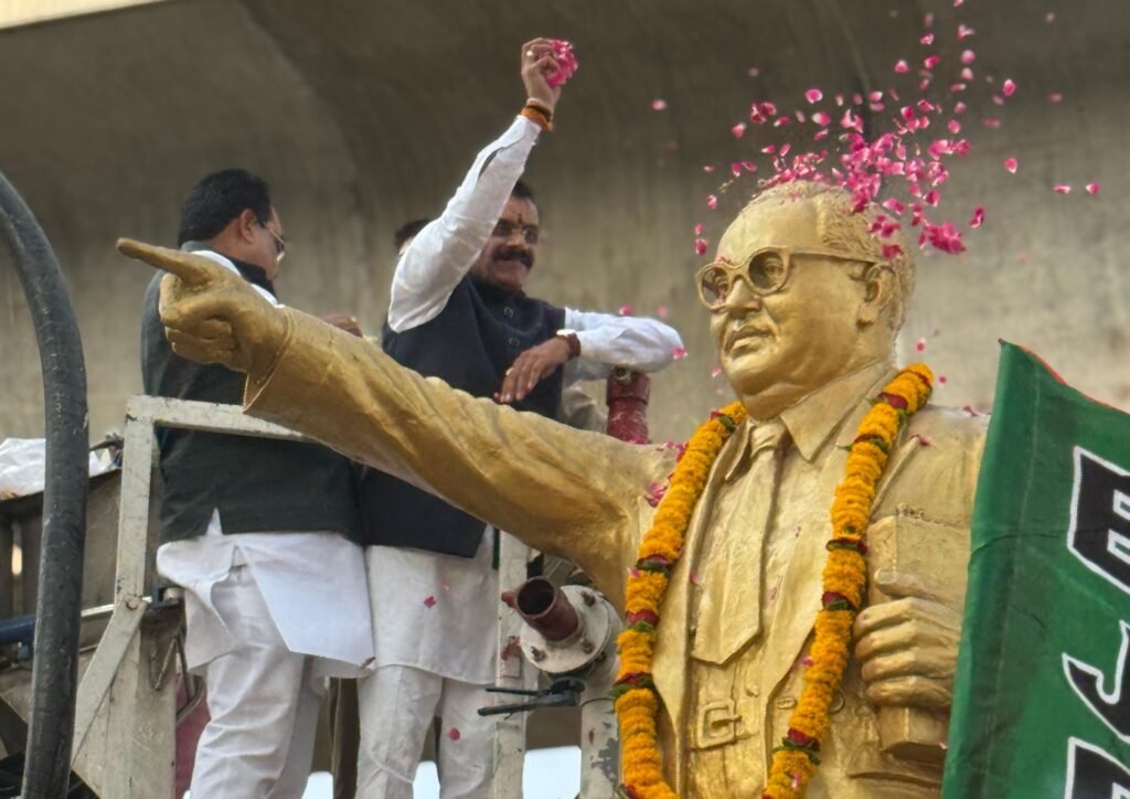 अंबेडकर प्रतिमा की साफ-सफाई कर दीप प्रज्वलित किया