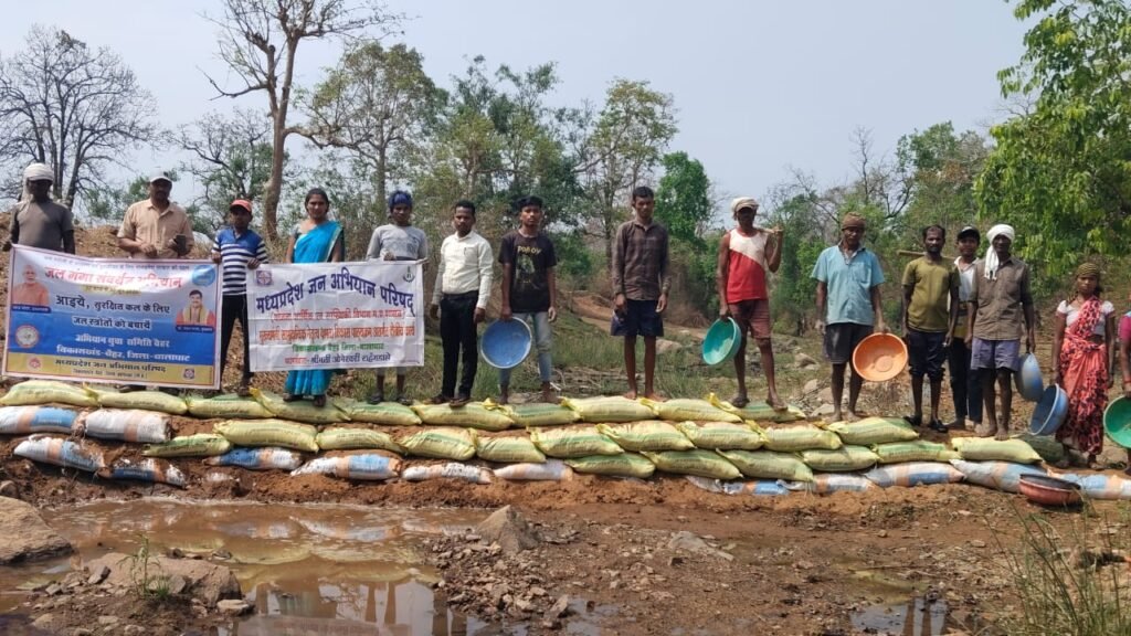 नगाड़ा ढबरा नदी पर बोरी बंधान कर दिया जल संरक्षण का संदेश बालाघाट। 