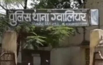बॉयफ्रेंड ने प्रेमिका को पहले बेल्ट से पीटा और फिर दुष्कर्म किया