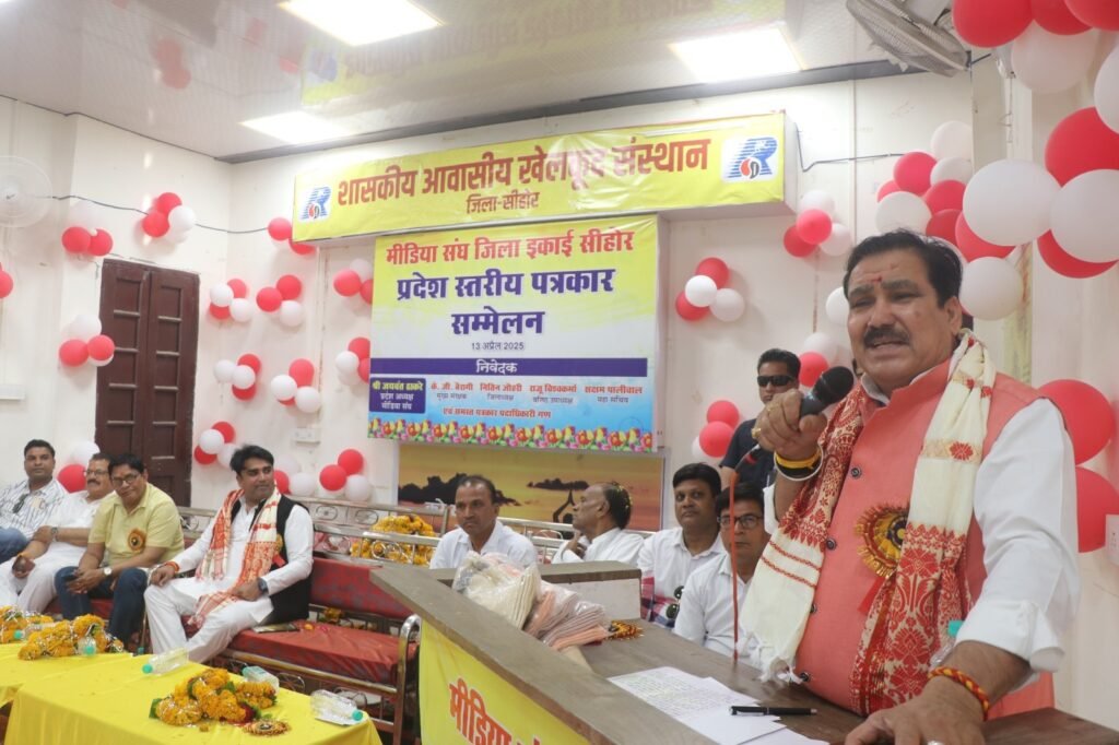 लोकतंत्र को सही राह दिखाती है मीडिया