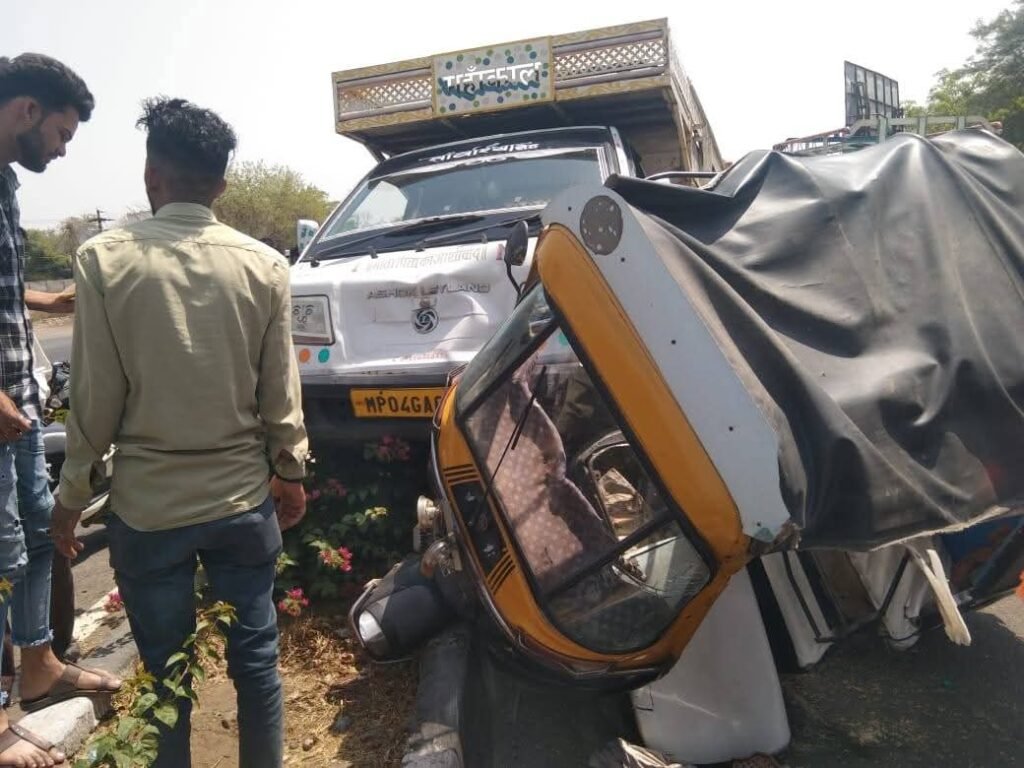 लोडिंग आटो की टक्कर से चालक घायल 