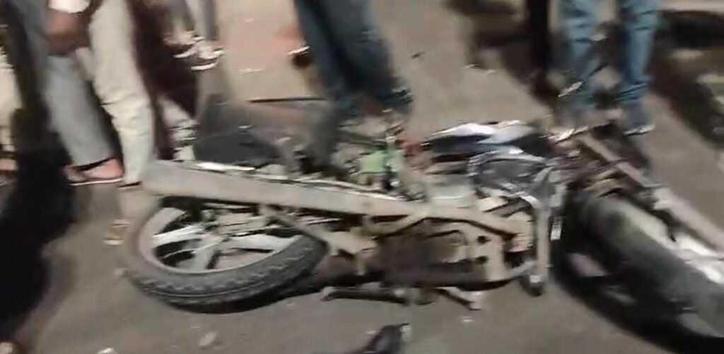 प्रदेश कांग्रेस कार्यालय के सामने सड़क हादसा, बाइक सवार युवक गंभीर