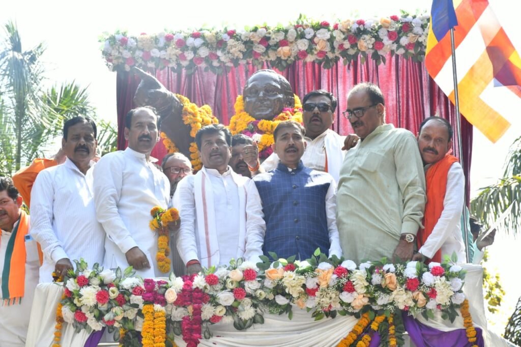 भाजपा नेताओं ने बाबा साहब को किया नमन