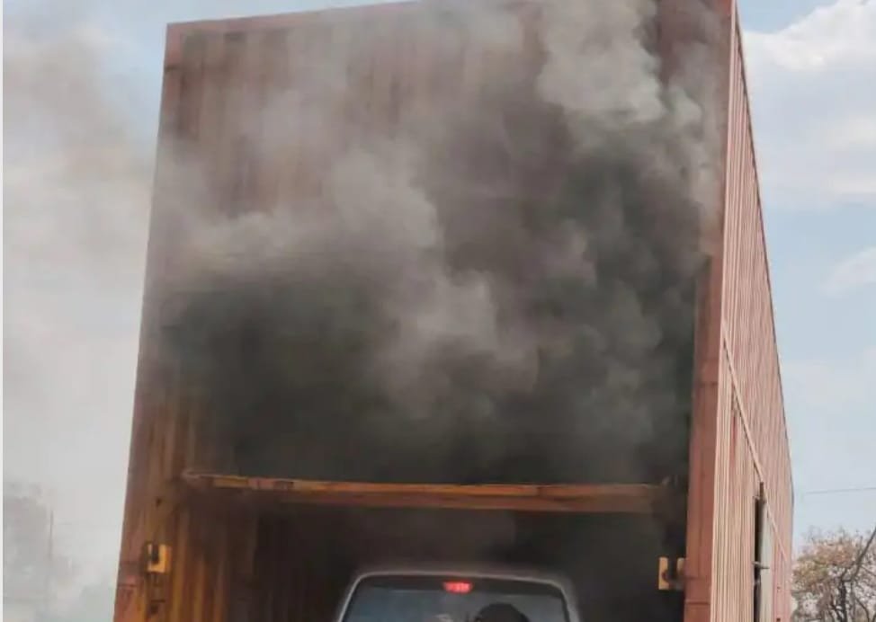 कंटेनर में आग लगी,आग, चार कारें जलीं