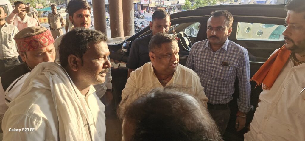 सफाई कर्मचारियों ने कानूनगो का किया स्वागत