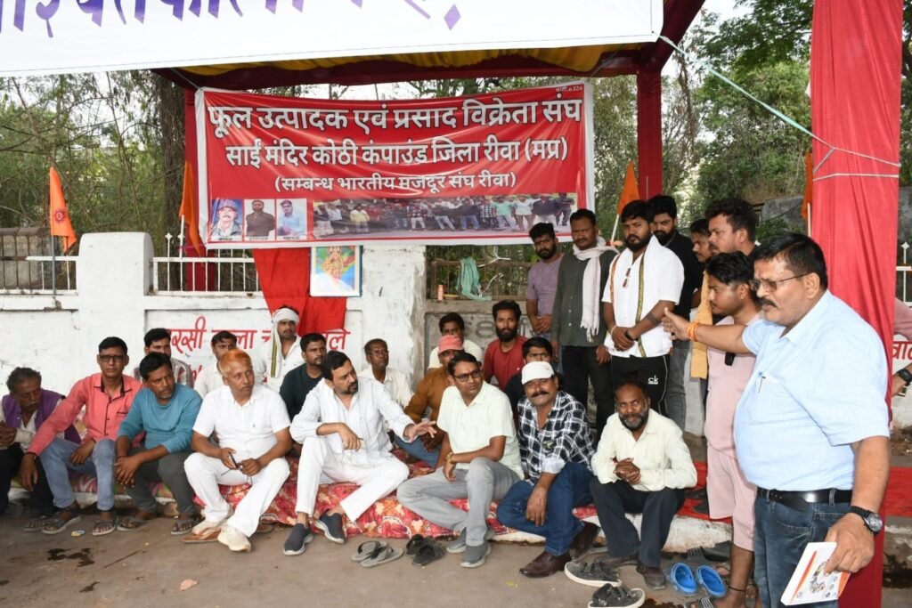 फूल एवं प्रसाद विक्रेताओं को गन्ने का जूस पिलाकर खत्म कराया अनशन