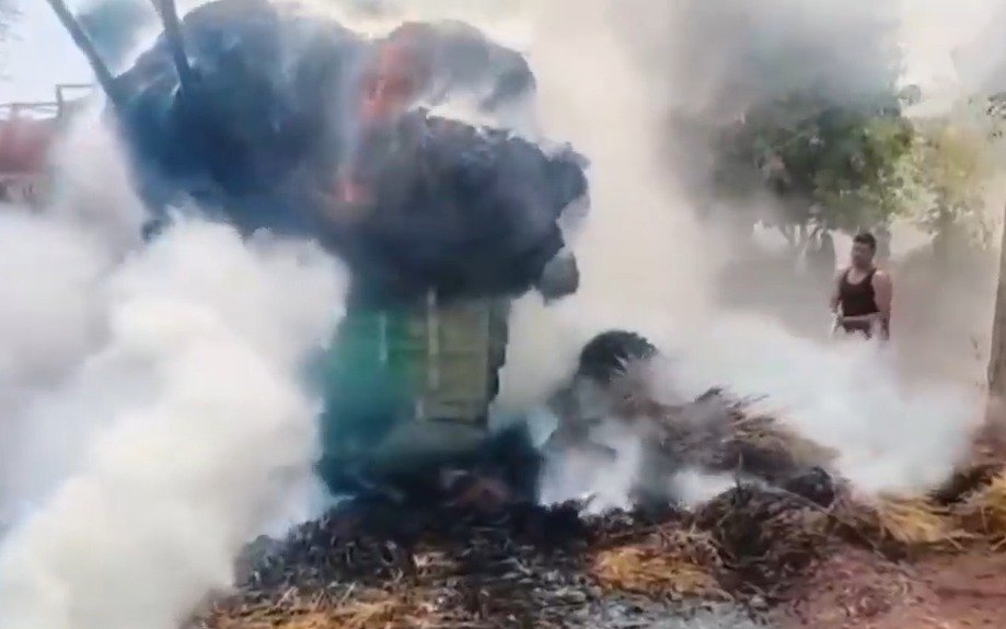 गेहूँ की फसल ले जा रहे ट्रेक्टर में शॉर्ट सर्किट से लगी आग 