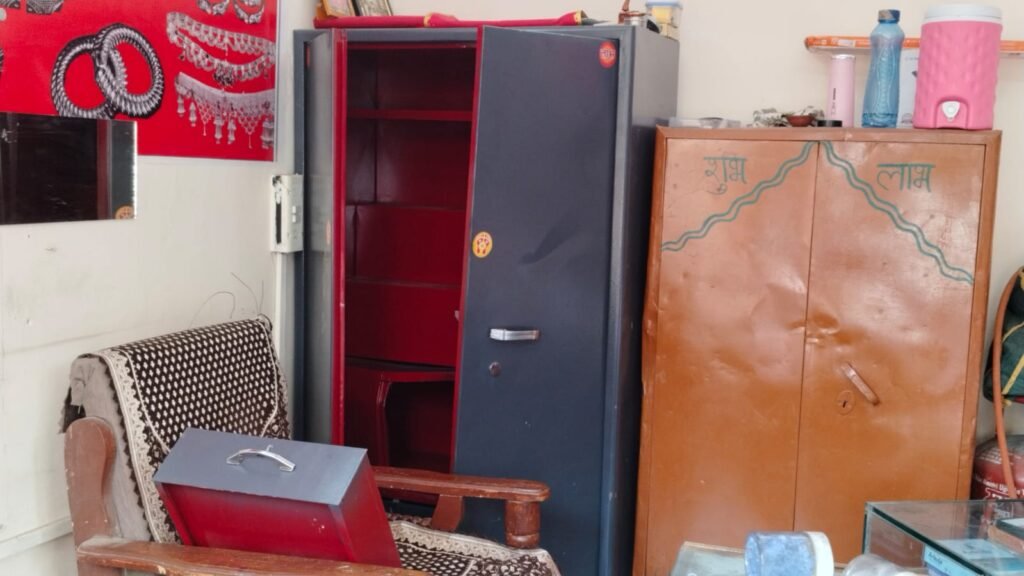 ज्वेलर्स की दुकान बनी निशाना, 8 लाख के जेवर ले उड़े चोर