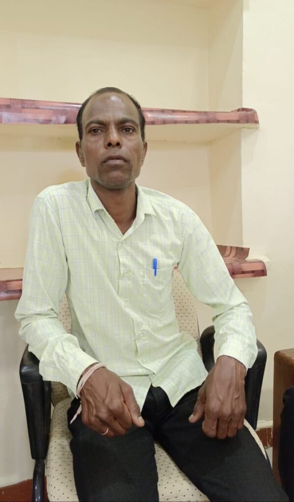 प्रधानमंत्री आवास योजना की किस्त जारी करने के बदले रिश्वत लेते रंगेहाथ पकड़ा गया रोजगार सहायक