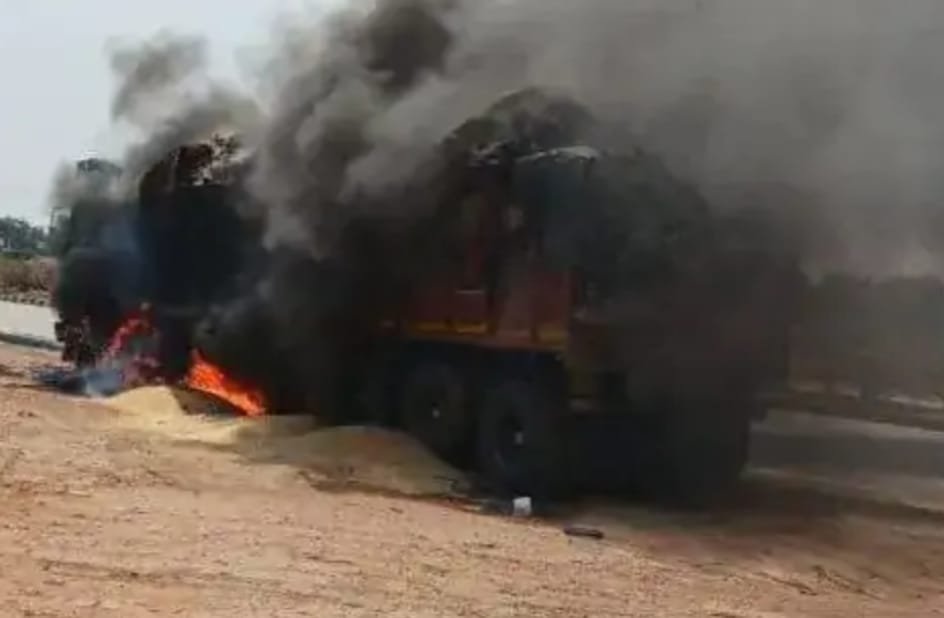 गेहूं से भरे ट्रक में लगी आग