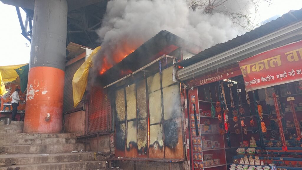ओकारेश्वर में दो दुकानों में शॉर्ट सर्किट से आग लगी